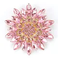 Nahaufnahme einer eleganten rosa Kristall-Blumenbrosche mit einer goldfarbenen Basis - Rosa