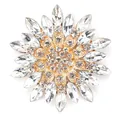 Dettaglio di un'elegante spilla a fiore in cristallo con petali brillanti su base dorata. - Bianco