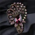 Élégante broche vintage de style palais avec cristal violet sur un fond de soie noire - Violet