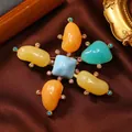 Primo piano di una spilla a croce in smalto vintage con pietre colorate e strass. - Stile Stella a Croce Smalto Multicolore (4)
