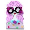Broche mignonne en acrylique représentant une fille aux cheveux roses et lunettes à fleurs - Rose