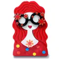 Broche mignonne en acrylique fille aux cheveux rouges et lunettes fleuries mode. - Rouge