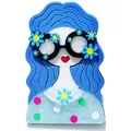 Broche mignonne fille de dessin animé en acrylique avec lunettes et fleurs - Bleu