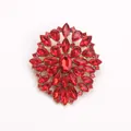 Elegante spilla vintage in lega con strass rossi su un fondo bianco molto pulito - Stile Fiore Radiale Rosso (S3-5-8580)