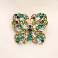 Elegante broche de mariposa vintage dorado con cristales en tonos verde y lima variados - Verde