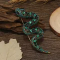 Gedetailleerde weergave van een vintage slangenbroche met blauwe en groene strass steen - Stijl 2 (Blauw Groene Stenen)