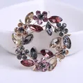 Dettaglio raffinato di una spilla a ghirlanda floreale con strass scintillanti multicolore - Nessuna Specifica / Caffè