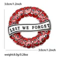 Rote Mohnkranz-Emaille-Brosche mit graviertem Lest We Forget Banner zum Gedenken - Silber
