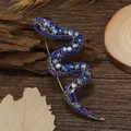 Detail van een vintage slangenspeld met sprankelende blauwe kristallen strass. - Stijl 4 (Blauwe Tint Stenen)