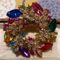 Elegante cirkelvormige bloemenkrans broche versierd met levendige gekleurde strass - Meerkleurig