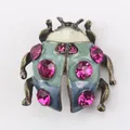 Elegante broche de mariquita vintage con pedrería rosa y detalles de esmalte en las alas - Estilo Azul Oscuro Vintage / Azul marino
