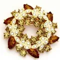 Elegante goudkleurige kransbroche met amberkleurige en groene kristallen voor pak. - Bruin