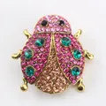 Charmante broche coccinelle dorée avec des strass étincelants roses et verts SKU - Rose/Vert