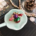 Vintage kleurrijke emaille bijenbroche met groene kristallen ogen op een keramische schaal - Stijl 1 (Retro Beschilderde Emaille Bij)