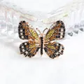 Prachtige vintage vlinderbroche ingezet met kleurrijke kristallen in goudkleur. - Stijl 4 (Retro Kleurrijke Strass Pavé Vlinder)
