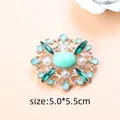 Vintage baroque style brooch with emerald green stones and pearls, size 5.0x5.5cm - Green
