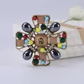 Detail van vintage kruisbroche in hofstijl met kleurrijke kralen en parels - Stijl 8 (Paleis Opengewerkt Kruis Ontwerp)