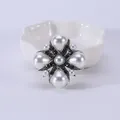 Close-up van vintage paleisstijl kruisspeld met witte parels en zwarte strass-stenen - Stijl 4 (Zilver Zwart Strass Kruis)