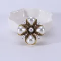 Gedetailleerd vooraanzicht van vintage kruisbroche met witte parels en kristallen - Stijl 3 (Gouden Strass Gemengd Kruis)