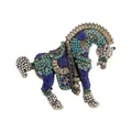 Vintage goudkleurige paardenbroche met blauwe en turquoise kristallen op een witte achtergrond - Gradiënt Blauw Strass Paard (S1-1-8353)