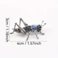 Zilveren sprinkhaan insectenbroche met blauwe en zwarte strass-steentjes, 4x3cm groot - Blauwe Sprinkhaan (19-6-3894)