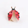 Élégante broche coccinelle en émail rouge avec cristaux noirs et pierre œil de chat. - Rouge/Blanc
