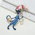 Speelse blauwe emaille kattenbroche met paraplu en handtas voor unieke modeaccessoires - Stijl 10 (Donkerblauw gestippelde kat met driekleurige paraplu)