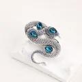 Mooie vintage zilverkleurige slangenbroche met blauwe kristallen op witte steen - Stijl 14 (Blauwe Kristal)