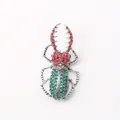 Vintage kever broche met rode en groene strassteentjes op zilverkleurige legering. - Rode en Groene Kever (k8-4-3148)