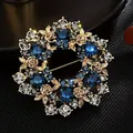 Elegante bloemenkransbroche met diepblauwe kristallen en gouden rozen voor pakken - Stijl 8