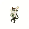 Grillige zwart-witte emaille kattenbroche die een gouden banjo speelt op witte achtergrond - Stijl 18 (Zwart-witte kat die banjo speelt)