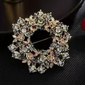 Elegante gouden kransbroche met rookgrijze strasstenen en verfijnde roosdetails. - Stijl 9