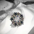 Elegante kleurrijke kransbroche met roze en blauwe kristallen - Stijl 10