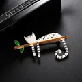 Schattige witte emaille kattenspeld liggend op een gouden tak kleding accessoire pin - Stijl 23 (Zwart-wit gevlekte kat op tak)