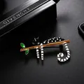 Creatieve cartoon kat broche met witte stippen op een elegante gouden tak voor kleding - Stijl 24 (Zwarte kat op tak met groene bladeren)