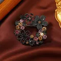 Elegante kleurrijke bloemenkrans broche met fonkelende strass-steentjes op satijn - Stijl 16