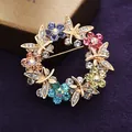 Kleurrijke strass bloemenkrans broche met vlinderdetails in gouden afwerking - Stijl 18