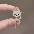 Elegante gouden kattenbroche met kroon en sprankelende kristallen versieringen - Stijl 25 (Kroonkat met kattenoogsteen en zirkonia)