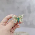 Elegante vlinderbroche met groene kristallen en sprankelende strassteentjes voor haar - Groen-Witte Vlinder (e4-5-9266)