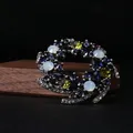 Elegante bloemenkrans broche met fonkelende gekleurde steentjes voor pakken en jurken. - Stijl 20