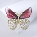 Elegante vlinderbroche met rode emaille bovenvleugel en fonkelende kristallen ondervleugel - Donkerrode Vlinder (f4-4-246)