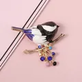 Elegante vogel op tak broche met kleurrijke strass steentjes en blauwe emaille goud-look - Blauw-Paarse Mees (e0-3-6148)