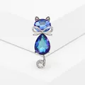 Elegante blauwe kristallen kattenbroche met zilveren strik en strass staart detail - Stijl 29 (Blauw-paars verloop kristal kat met strik)