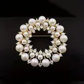 Elegante kransspeld met witte parels en glinsterende strass-steentjes in goudkleur. - Stijl 19
