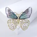Elegante gouden vlinderbroche met doorschijnende vleugels en fonkelende strasstenen - Paars-Blauwe Vlinder (e9-5-9767)
