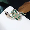 Vintage slangenbroche met groen emaille en glanzende strassteentjes op wit blok. - Stijl 28 (Goud Groene Emaille)