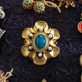 Detailed view of luxury baroque vintage brooch with green gemstone and pearls. - Dark Green Gem Baroque (03)