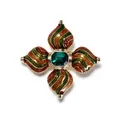 Vue détaillée d'une broche croix baroque avec pierre verte et volutes en émail coloré - Croix Exotique