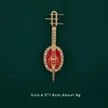 Dettaglio di una spilla strumento musicale barocco vintage con smalto rosso e strass - Strumento a Corde Classico