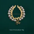 Elegante spilla ghirlanda barocca con foglie dorate e perle bianche, 4x4cm 10g - Forma di Ghirlanda a Nastro